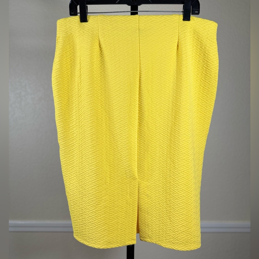 Bold Yellow Textured Pencil Skirt Pull On Stretch Workwear Modest NYCC Size XL - Picture 3 of 5